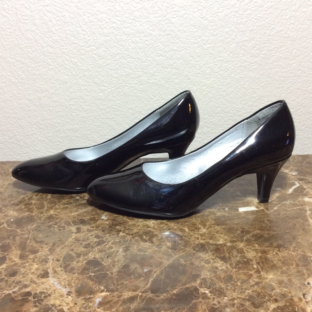 Jaclyn Smith Classic Black Patent Close Toe - Picture 2 of 6